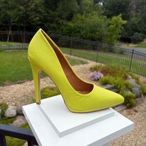 New Qupid Neon Lime Green Snakeskin Textured Pointed Toe Stiletto Pumps Size 9
